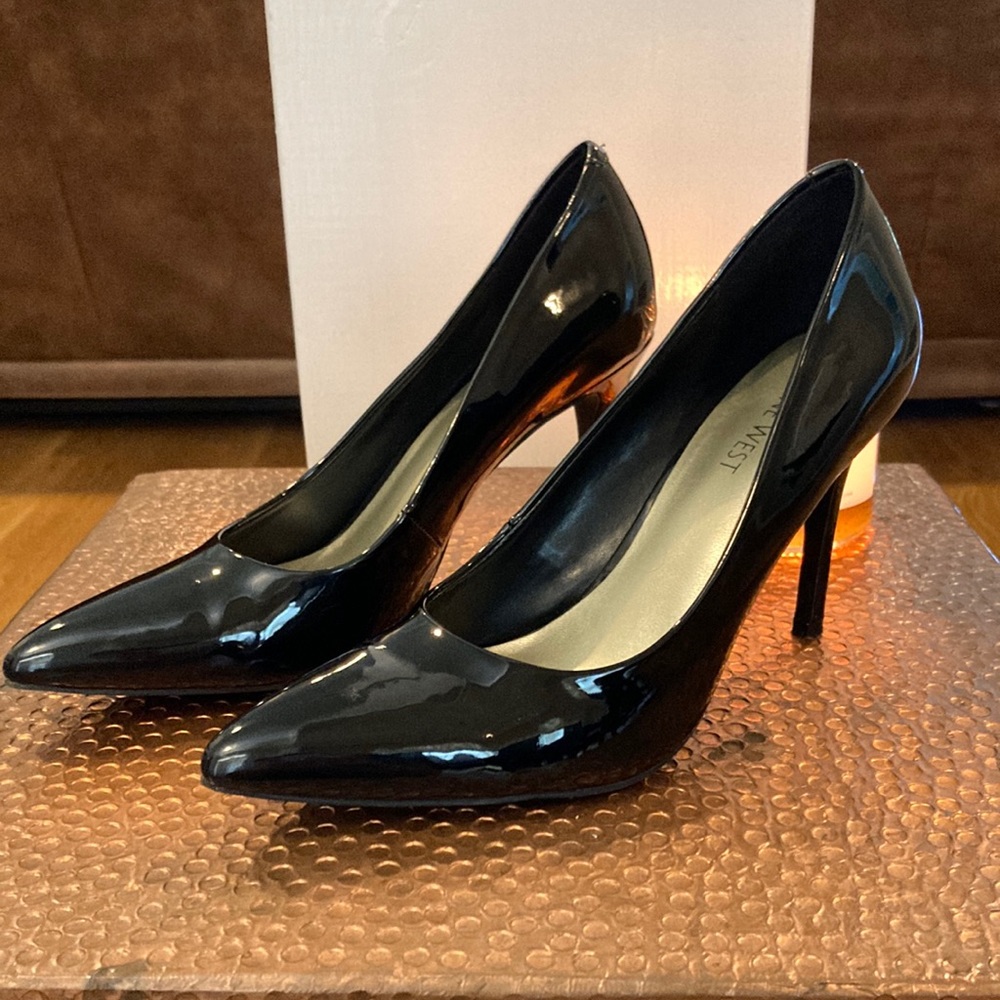 Nine West classic black pumps! Size 6.